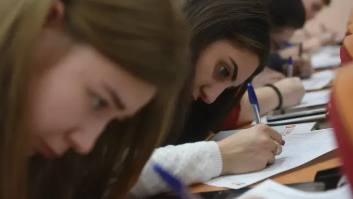 Вдовам участников СВО разрешили поступать в вузы бесплатно и без экзаменов