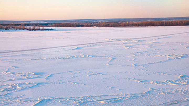 Кубанские спасатели вытащили из реки тело школьника. Он провалился под лёд