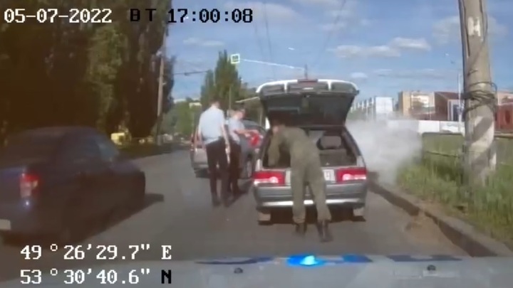 Инспекторы ДПС во время патрулирования улиц Тольятти потушили пожар