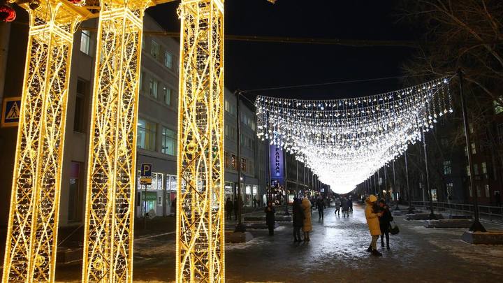 Мэр Новосибирска показал видео с праздничным освещением на улице Ленина
