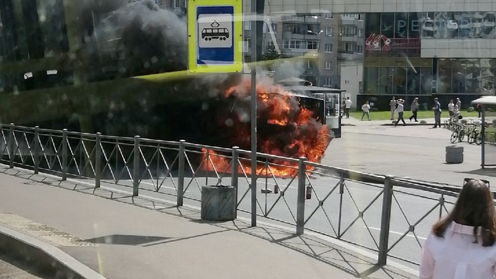 В Петербурге сняли на видео мчащийся автобус в огне