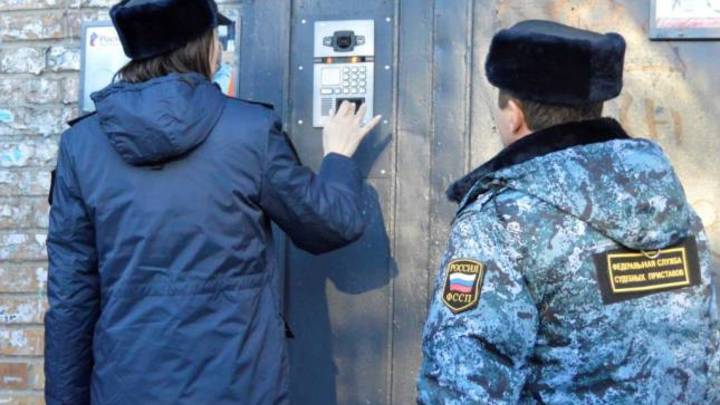 В Самаре судебные приставы вернули десятимесячного ребенка матери