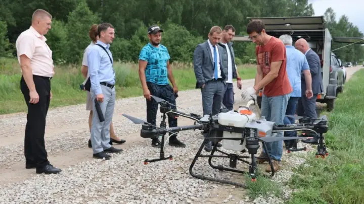В Подмосковье показали уничтожающий борщевик Сосновского дрон