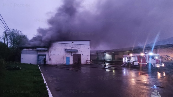 Во Владимире рынок «Флора» полыхал на площади 800 квадратных метров