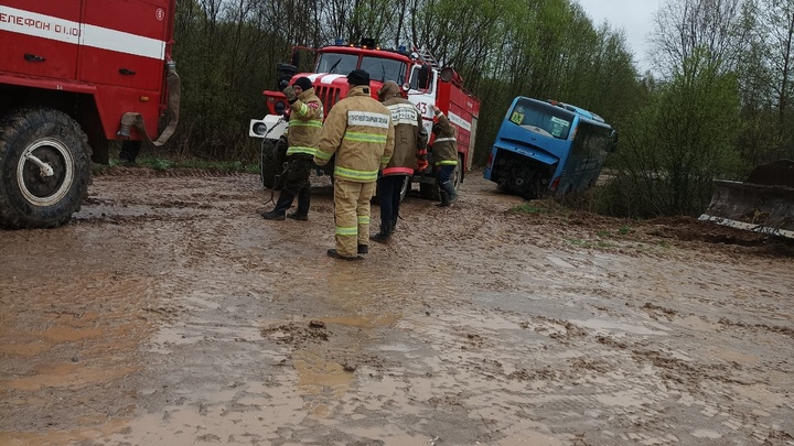 В Ивановской области провалившийся на мосту автобус удалось втащить при помощи трёх пожарных машин