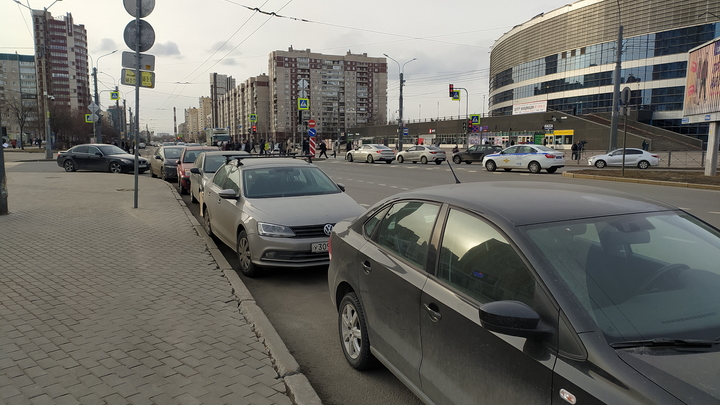 Жителям Кургана запретили парковаться на участке дороги
