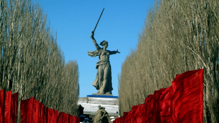 Спасибо, что не кроссовки: Родина-мать в сандалиях возмутила петербуржцев