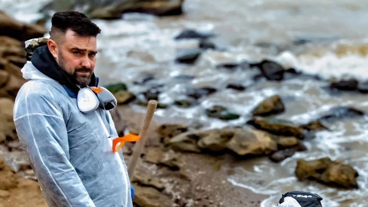 Мазут — это чёрный хаос: писатель Платон Беседин рассказал о ликвидации ЧС на пляжах Севастополя