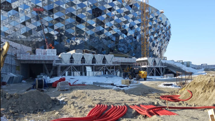 На новой ледовой арене в Новосибирске обустраивают сети электроснабжения