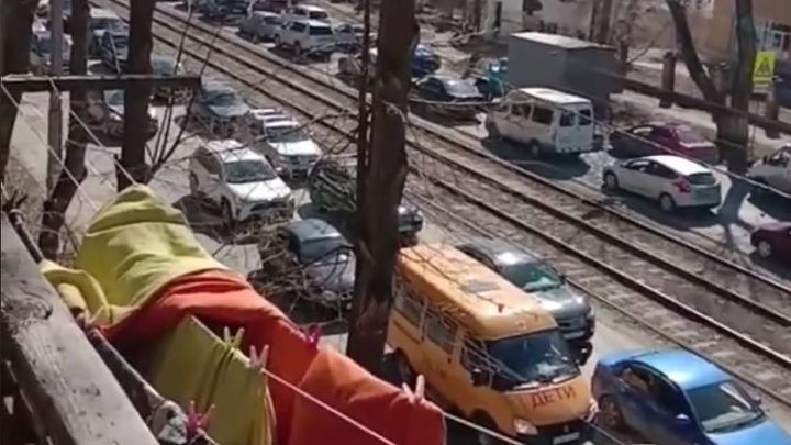 В Челябинске огромная пробка: машины стоят на улице Российской из-за ремонт моста