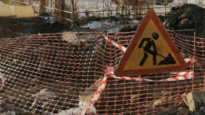 В Челябинске горячая вода затопила дороги после прорыва трубопровода