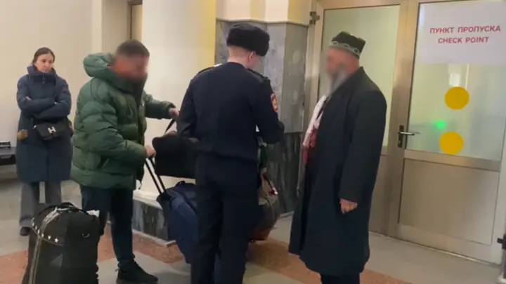 Яркий рейд в аэропорту Челябинска: новым гражданам России напомнили об их долге
