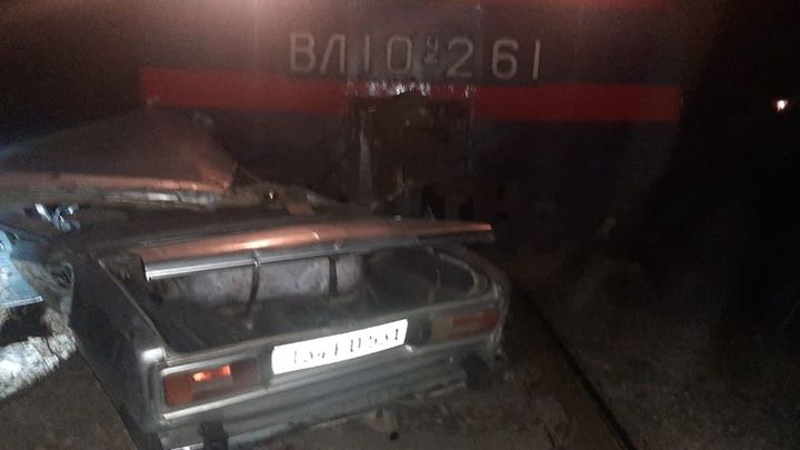 В Армении поезд протаранил легковушку, выехавшую на пути в неположенном месте