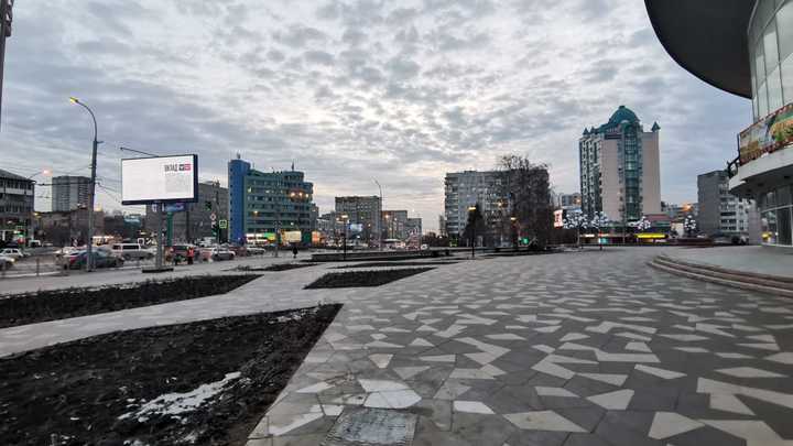 Жители Новосибирска жалуются на машины в Нарымском сквере