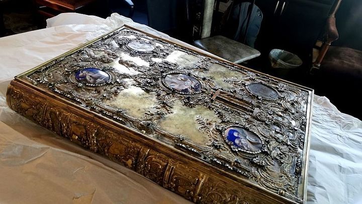 Краснодарский музей отправил Евангелие XVIII века на реставрацию в Москву