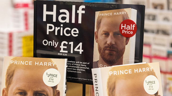 Тень трагедии Дианы: Принц Гарри и Меган Маркл обвинили папарацци в погоне