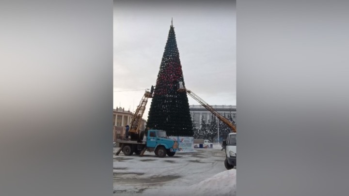 В Кемерове начали разбирать новогоднюю ель на площади Советов