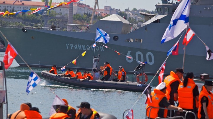 Атака небратьев на Севастополь: В городе повреждены катера и автобусы
