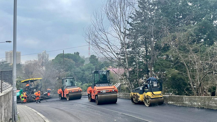 В Сочи на восемнадцати улицах продолжается дорожный ремонт