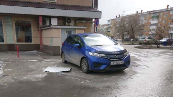 Ураганный ветер сорвал часть кровли и швырнул на машину в Кемерове