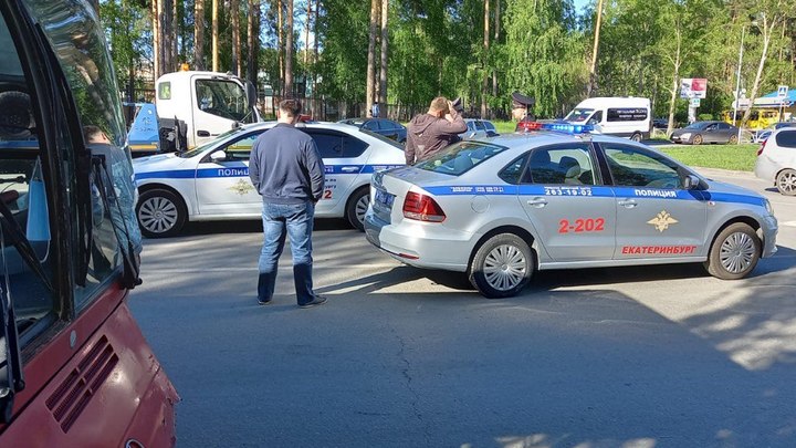В Екатеринбурге на кольце Бардина — Ясная произошла серьезная авария с автобусом