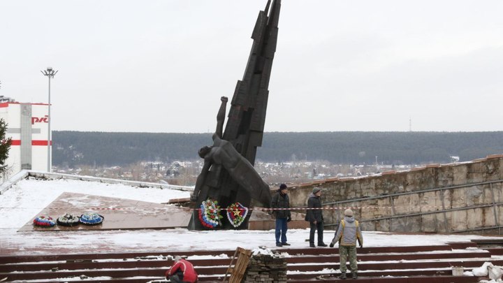 В Кемерове начали ремонтировать важный мемориал на Пионерском бульваре