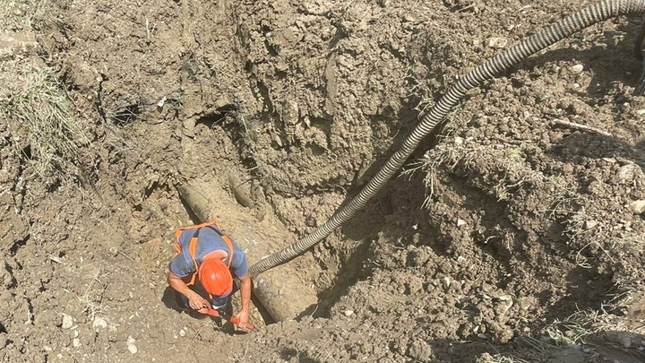 В Сочи жители ЖК Министерские озёра остались без воды из-за прорыва трубы