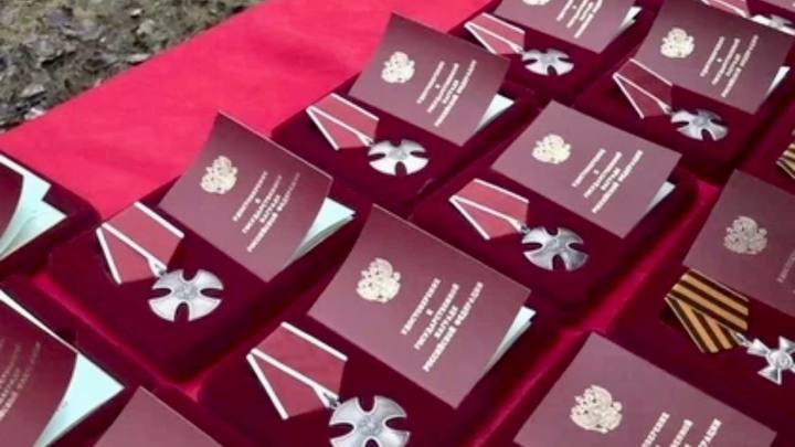 Кубанских бойцов наградили медалями прямо на передовой