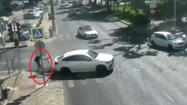 В Краснодаре самокатчик на тротуаре чудом увернулся от немецкого кроссовера