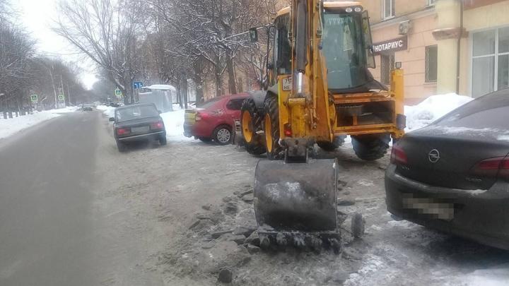 В Иванове дорожники посетовали на невезение при расчистке парковочных карманов от снега и льда