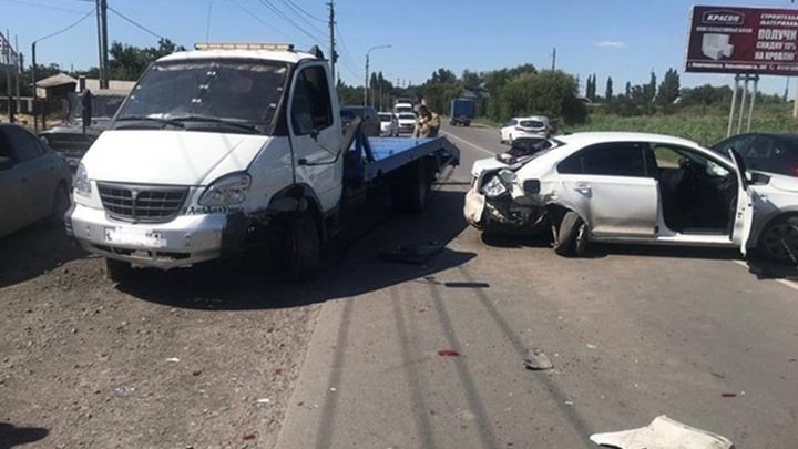 В Ростовской области водитель на эвакуаторе спровоцировал двойное ДТП