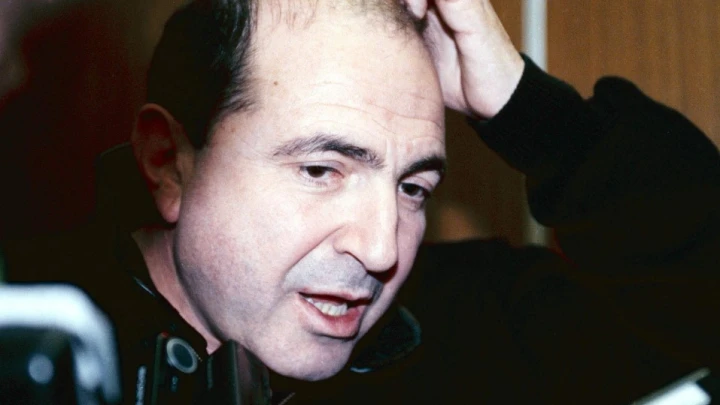 Заброшенная, с простым памятником: В Сети показали могилу бизнесмена Березовского