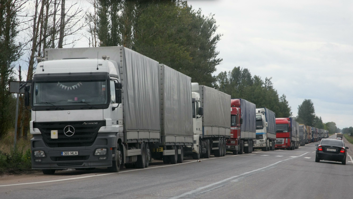 В Челябинской области образовалась пробка на 100 км: Чиновники обвинили дальнобойщиков с перегрузом
