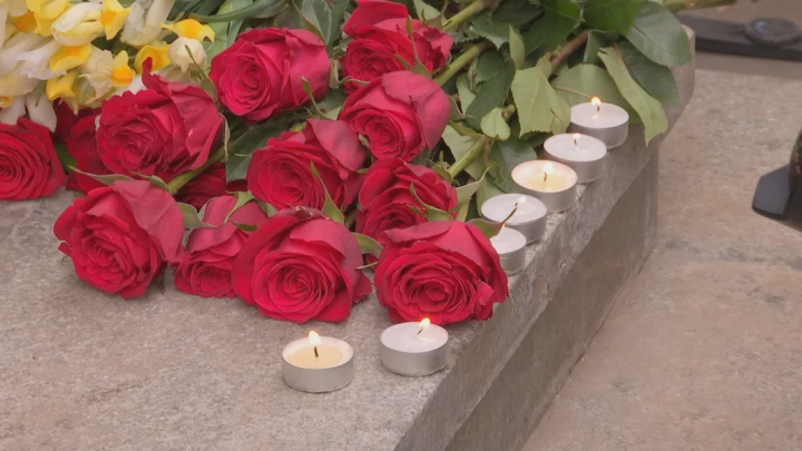 Жители Орла устроили стихийный мемориал возле стен поврежденного ракетой завода