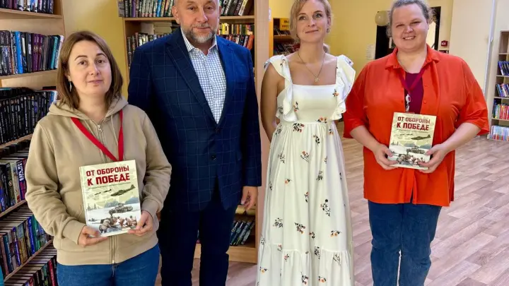 Книгу о Битве за Москву получили школы и библиотеки Раменского округа от депутата Мособлдумы Олега Жолобова