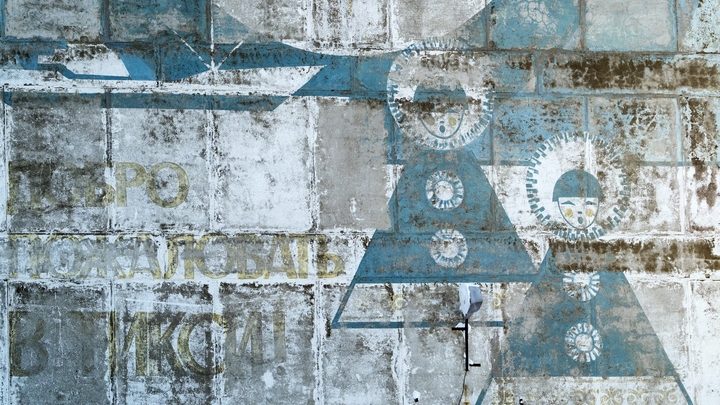 Люди на трассе окаменели при 50-градусных морозах в Якутии. На помощь пришёл герой