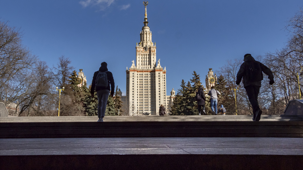 Изменения высоко. Тепляков МГУ. Садовничий на фоне МГУ. Константин Кокошкин. Москва.