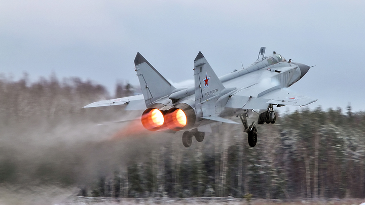 Русский пилот мигнул разведчику ВВС Норвегии и отогнал его от границы России