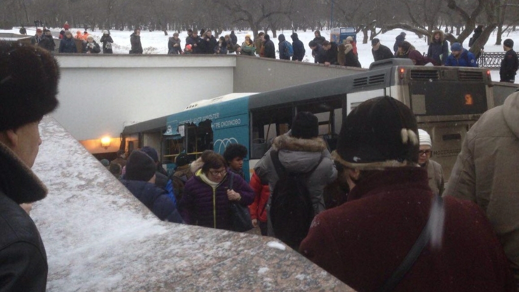 МЧС завершило работу на месте ДТП в Москве, где автобус протаранил людей МЧС завершило работу на месте ДТП в Москве, где автобус протаранил людей
