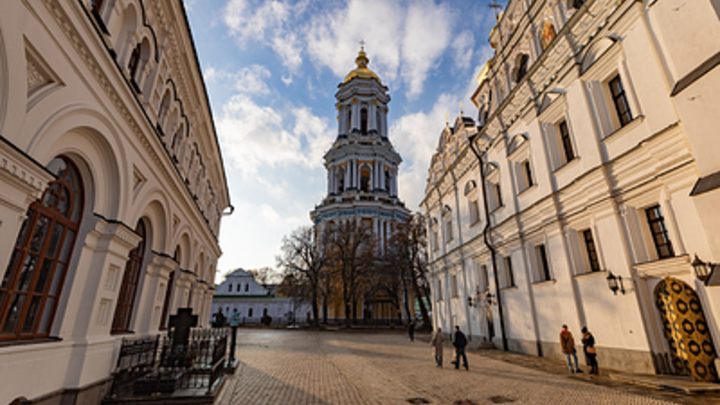 Тревожная ночь в Лавре. Верующие опасаются захвата обители