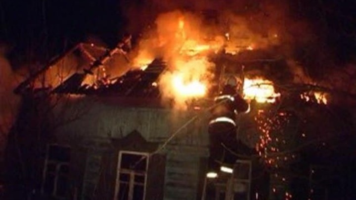 В ночном пожаре в Шахтах бомж едва не погиб, пытаясь согреться в сарае
