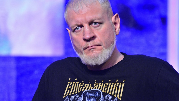 Александр Емельяненко справил нужду в аэропорту и задержал рейс в Москву