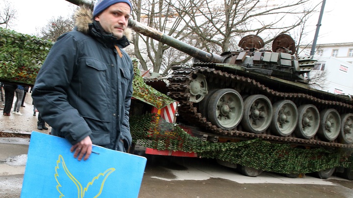 Акция Украины пошла не по плану: Жители Берлина несут цветы к подбитому русскому танку