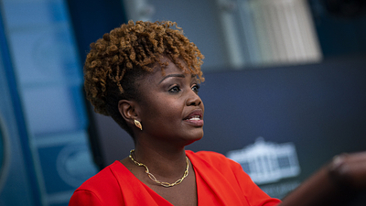 Главный по СМИ в Белом доме сбежала от одного вопроса о России. Даже Псаки так не делала