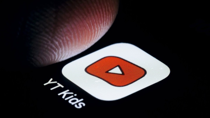 Американского журналиста заблокировали в YouTube за дезинформацию об Украине