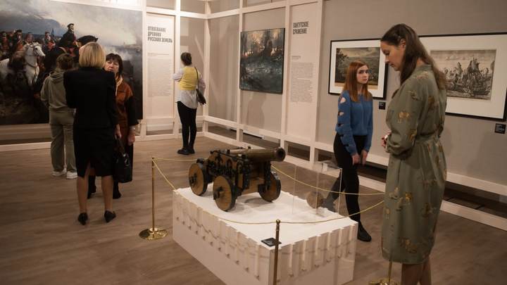 Во владимирских «Палатах» представили 60 предметов времен Петра I из фондов «Петергофа»