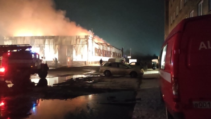 Склад с макулатурой сгорел ночью в Калининском районе Новосибирска