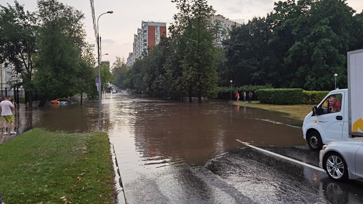 «Пехотинское море», в котором тонули фуры, начали осушать в Екатеринбурге