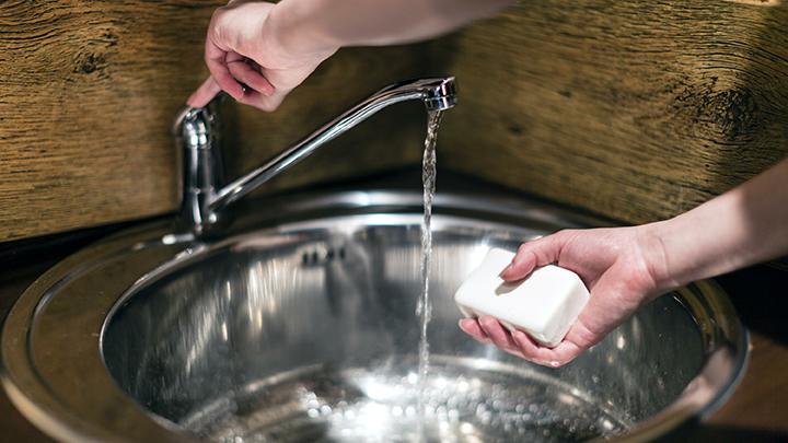 Жителям Ленинского района Новосибирска внезапно отключили холодную и горячую воду