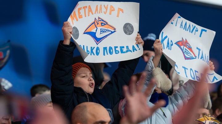 В ХК Металлург рассказали, когда наклейки со свастикой оказались на барабане болельщика